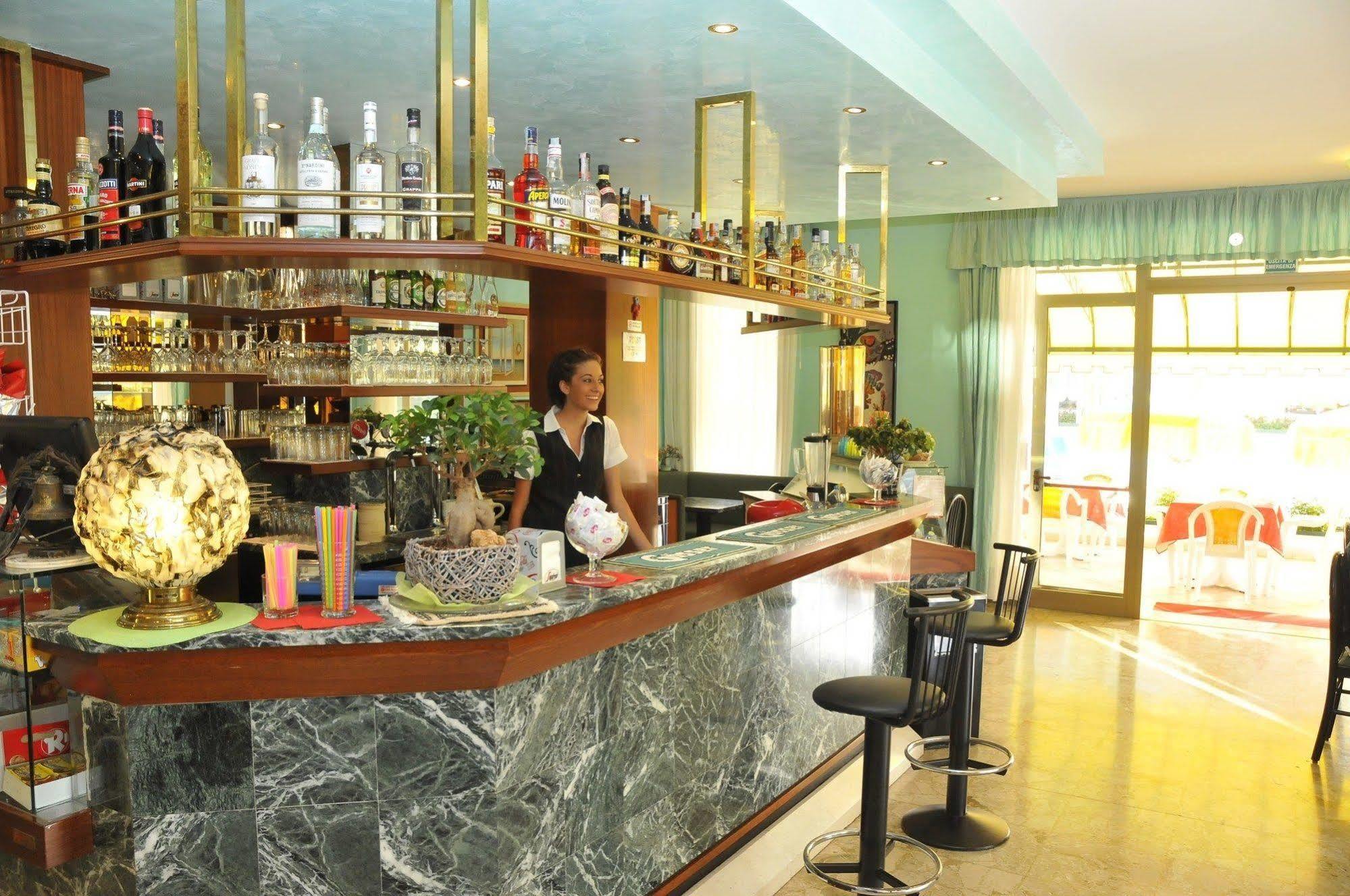 Hotel Jadran ลิโดดิเยโซโล ภายนอก รูปภาพ